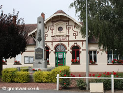 Mairie and French war memorial in Bullecourt.